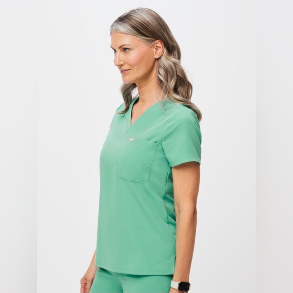 FIGS Women’s Catarina One-Pocket Top - Surgical Green - size XS - NWT